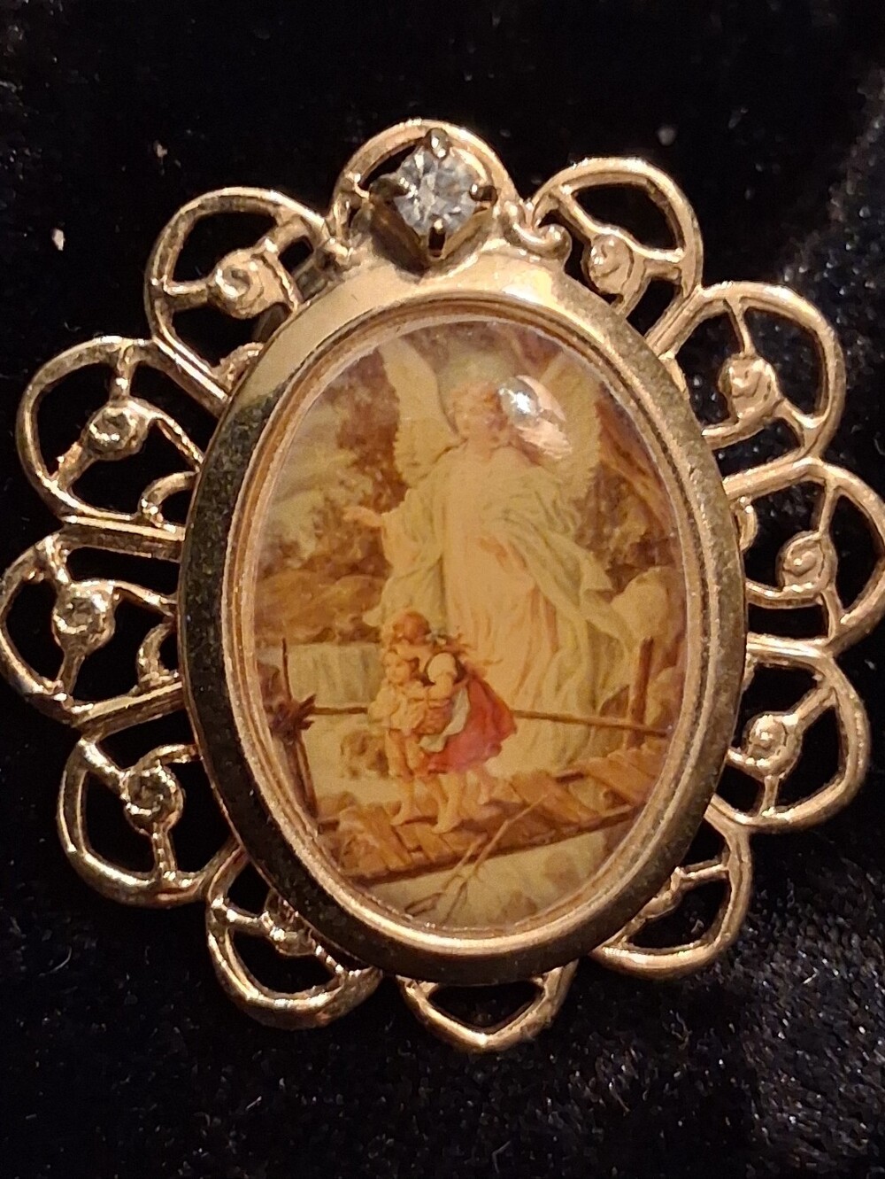 Vintage Gold-Tone Guardian Angel Cameo Brooch - Cream, Pink